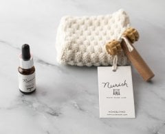 Hediye Küçük Ahşap Kasa2/Aromaterapi Yağ+Yüz Masaj Aleti+Örme Kese Ekru