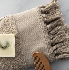 Hediye Büyük Ahşap Kasa1/Doğal Sabun+50x80cm Bej Pamuk Havlu +Ahşap Tarak