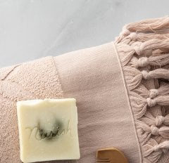 Hediye Büyük Ahşap Kasa1/Doğal Sabun+50x80cm Gül Kurusu Pamuk Havlu +Ahşap Tarak